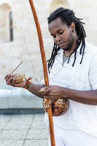 巴西卡波耶拉人演奏乐器berimbau图片