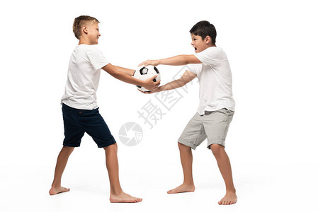 淘气的男孩拿足球从白背景图片