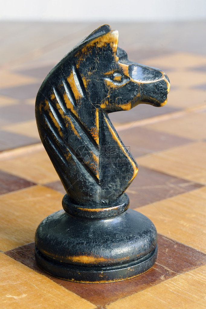 空木棋盘上的老式国际象棋骑士图片