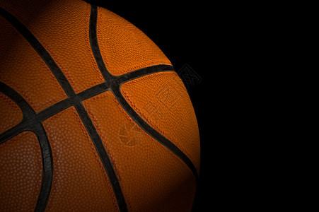 深色背景上的篮球背景图片