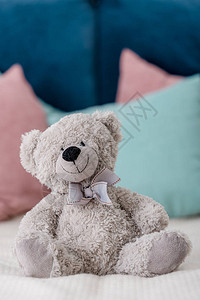 泰迪熊的垂直近视坐在床上枕图片