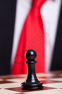 一个黑棋子独自在棋盘上的画面背景图片