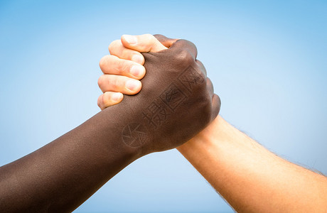 黑白人手在现代握手中展示彼此的友谊和尊重高清图片