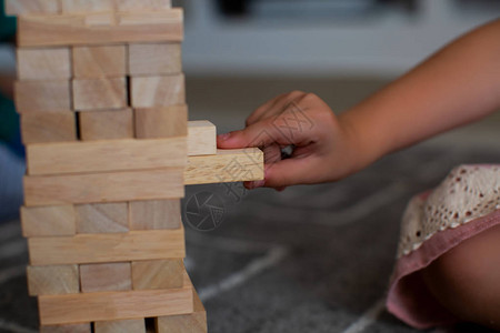孩子们在操场上拼砌木块小女孩玩堆叠木块进行冥想练习手部运动控制图片