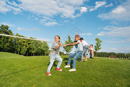 拉枯族多种族儿童群体在公园绿色草地背景
