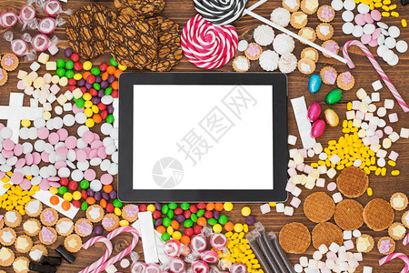 空白的平板电脑和糖果图片