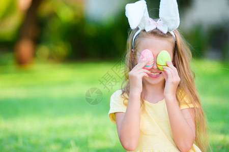 穿着兔子耳朵拿着复活节鸡蛋篮图片