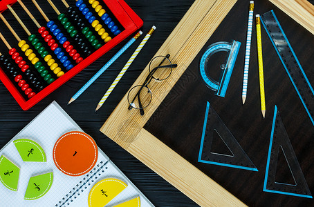 木制背景或桌子上的多彩数学分数孩子们有趣的数学教育图片