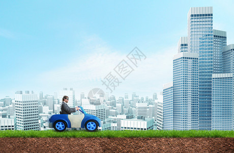 青年商人驾驶玩具车在城市对面图片