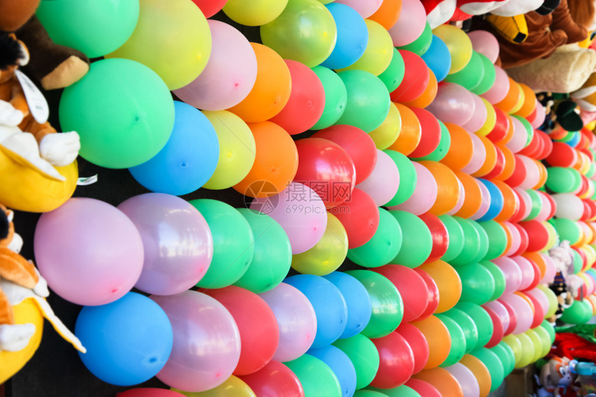墙上装有不同颜色的气球用来在集市上玩飞镖投球游戏图片