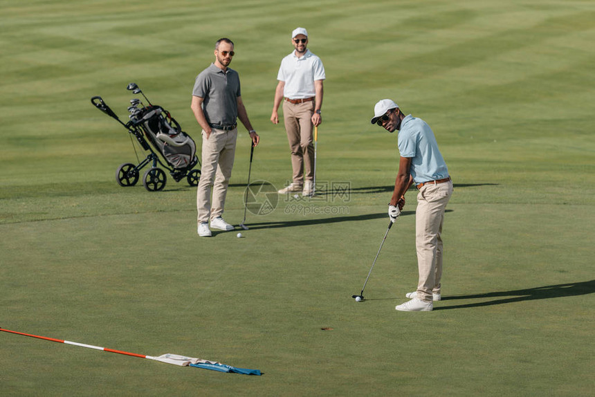 亚非美高尔夫球员在高尔夫俱乐部打一针图片