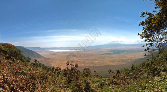 明蓝天空的NgorongoroCr图片