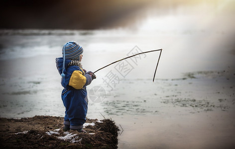 小孩子男孩在湖边玩户外游戏图片