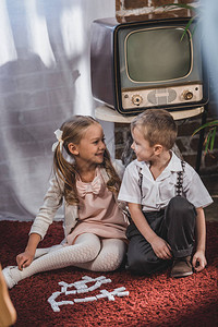 1950年代快乐的小孩们在家里玩多米诺瓷图片