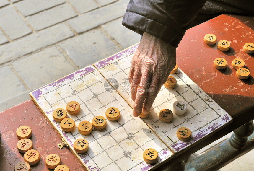 一名男子在北京当地的象棋盘上下棋图片