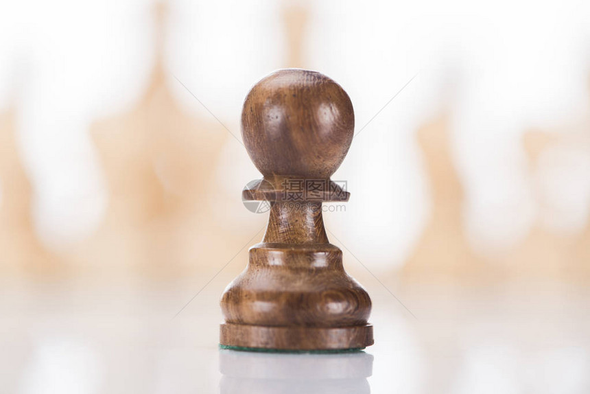 棋盘上的木制棋子经营理念图片