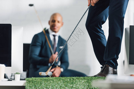 在办公室打高尔夫球的图片
