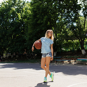 篮球场的感女孩玩篮球图片