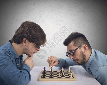 两兄弟在下棋对弈图片