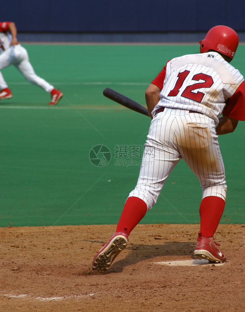 棒球员在第一垒打赛跑时图片