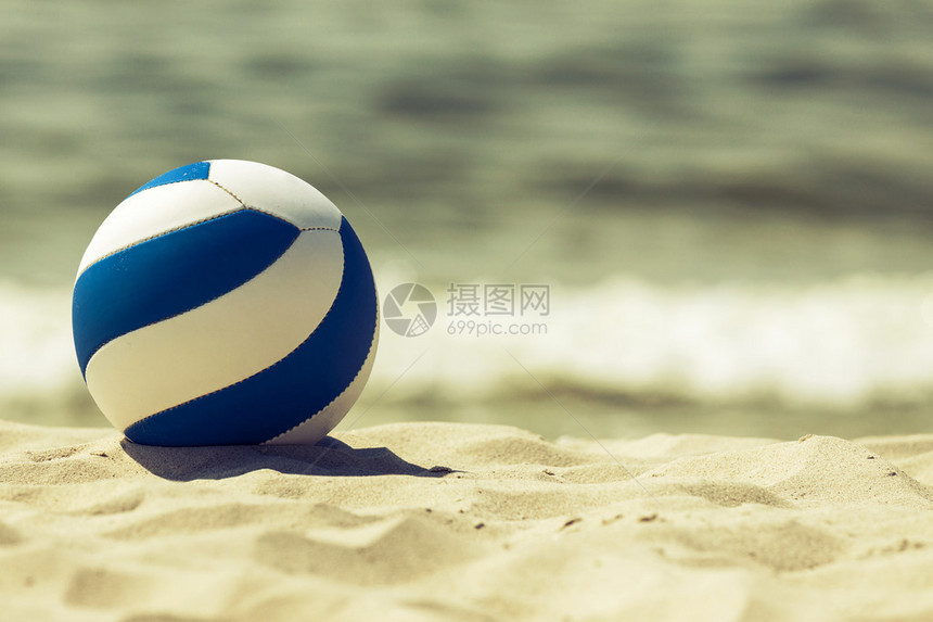 夏天在海滩上用孤单的球重看照片交叉处理效果和右边大量复制空间笑声图片