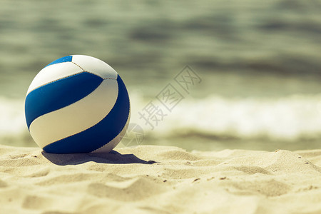 夏天在海滩上用孤单的球重看照片交叉处理效果和右边大量复制空间笑声背景图片