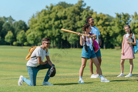 在公园里一起打棒球的青少年多民族群体和在图片