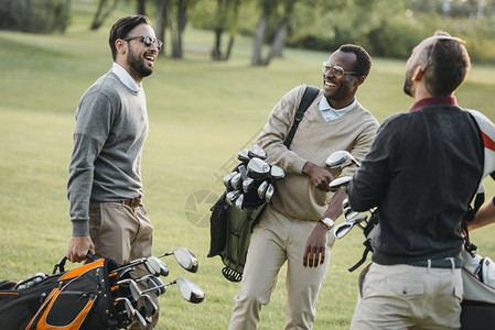 多民族的高尔夫球手高尔夫球杆在高尔夫球图片