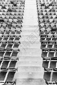 一排体育场座位和体育场楼梯黑白相间图片