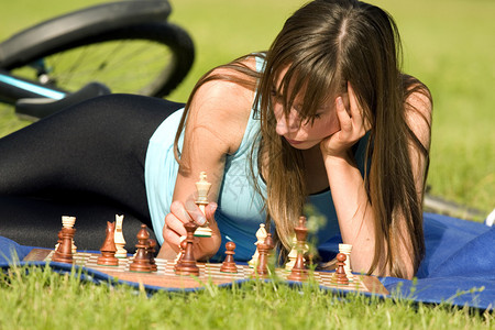 在户外下棋的健身女人图片