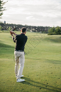 时尚男子白天在高尔夫图片