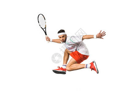 年轻网球运动员拿着花架打网球在白线图片