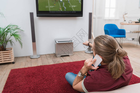 在家看足球比赛时男人用智能手图片