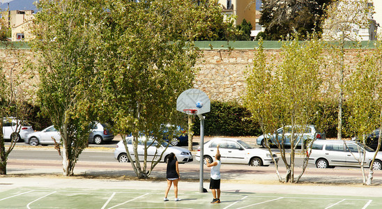 在巴塞罗那公园的设施中青年打篮图片