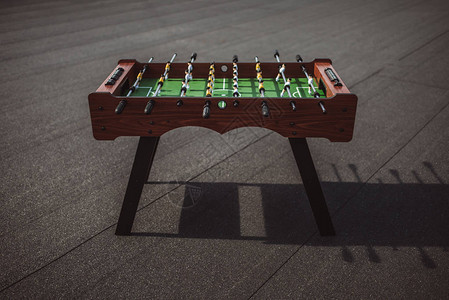 户外现代木桌足球图片