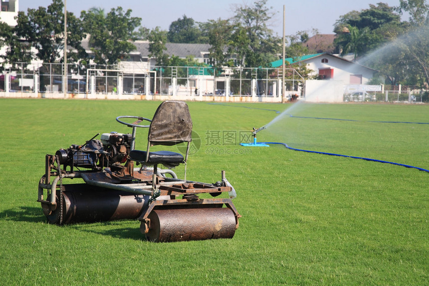 小型拖拉机在足球场或足球图片