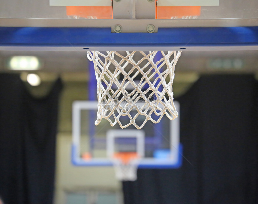 篮球网和两个篮球室内篮球图片