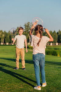 小孩子们在公园里一起打羽毛球图片