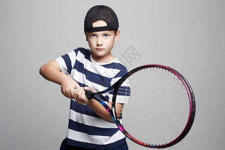 玩网球的小男孩儿童与网图片