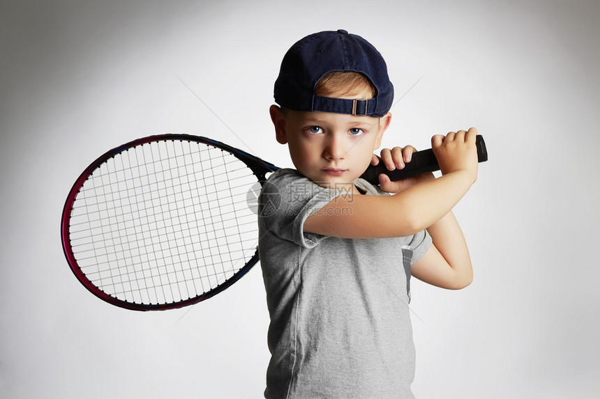打网球的小男孩运动的孩子带网球拍的孩子图片