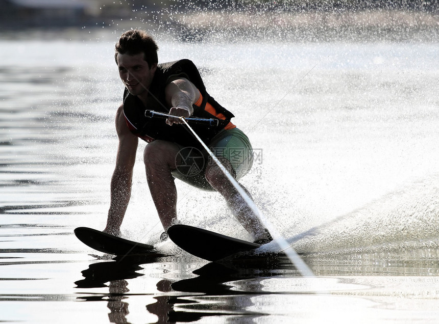 运动员在滑水橇上接触水图片