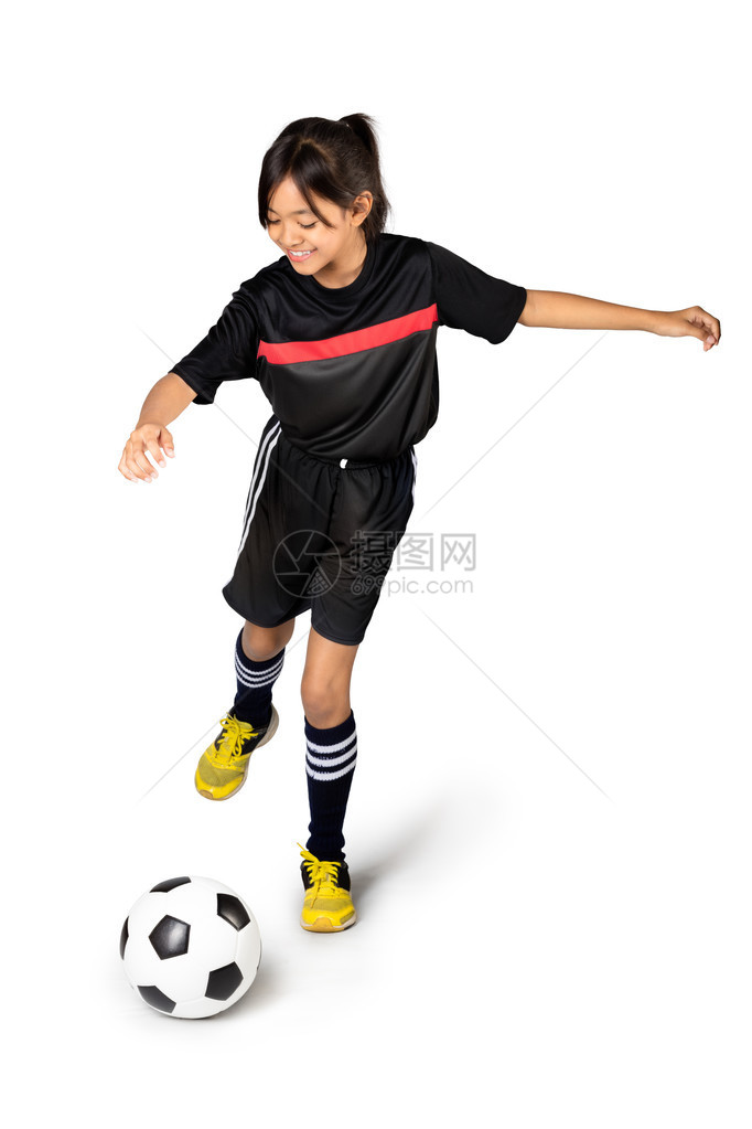 年轻的亚洲女孩拿着足球孤图片