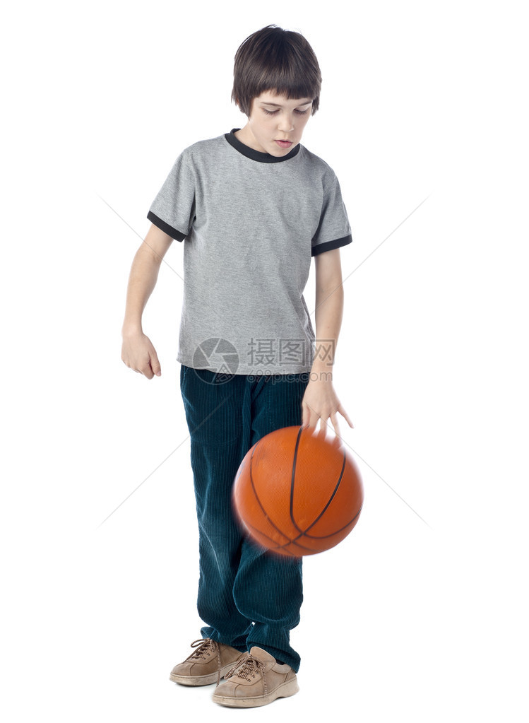 一名年轻男孩在打篮球时的画面以白图片