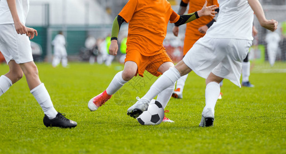 儿童足球比赛男孩跑和踢足球孩子图片