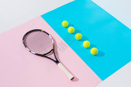 网球拍打粉色和黄色球图片