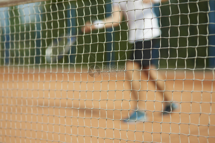 网球运动员在球场上与网球拍图片