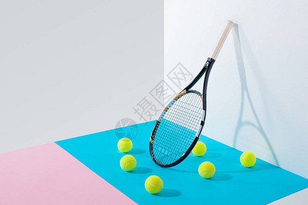 蓝纸和粉色纸上的黄网球和图片