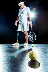 网球和残奥会网球运动员的选择焦点与球拍图片