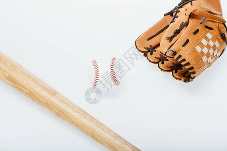 近距离拍摄棒球设备蝙蝠球和手套背景图片