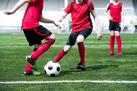 2名少年男孩在体育场复制空间小队练习期间踢足球图片